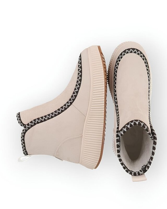 Seleste – Suedine Enkelboots met Contrasterend Sierstiksel en Luxe Afwerking