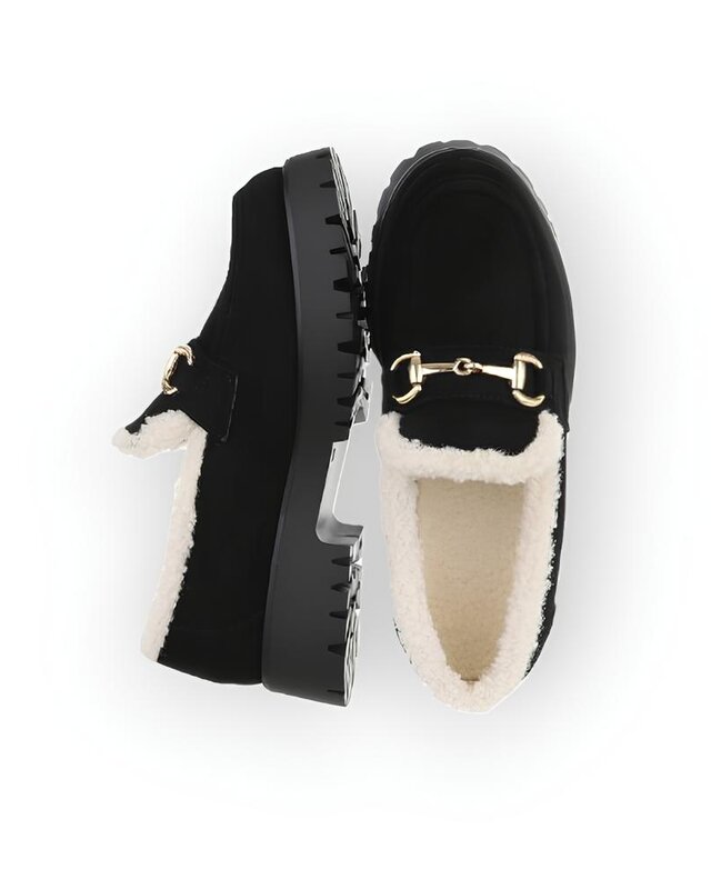 Lara – Zwarte Moccasins van Imitatie Suède - Teddy - Goudkleurig Sierembleem