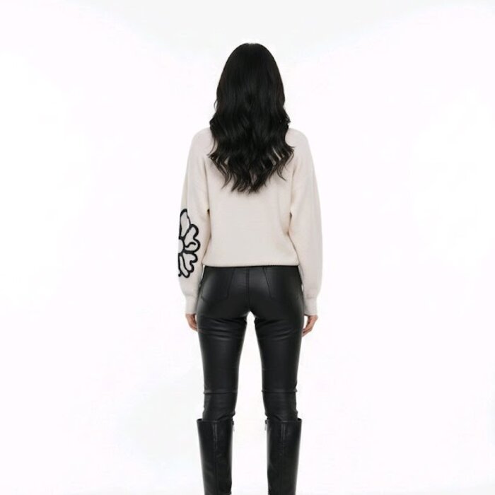 Floréa – Ecru Trui Met Grote Geborduurde Bloemen