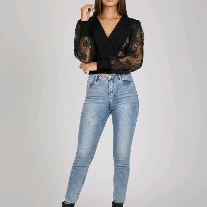 Seravelle – Luxe Zwarte Wikkeltrui Met Kanten Mouwen