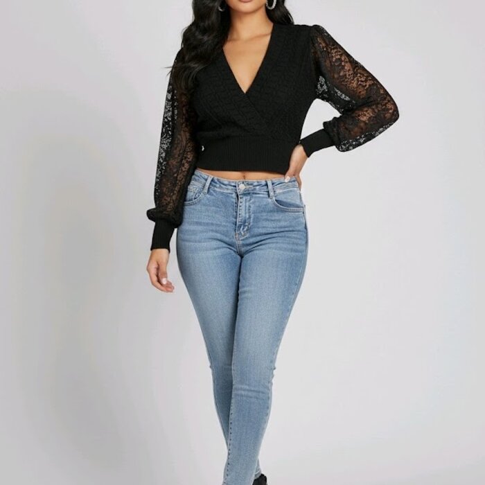 Seravelle – Luxe Zwarte Wikkeltrui Met Kanten Mouwen