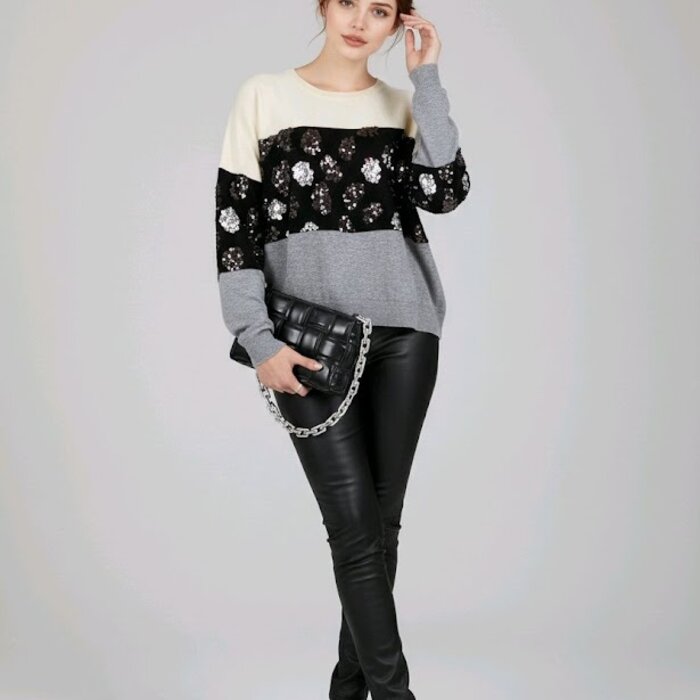 Veloura – Driekleurige Beige Trui Met Subtiel Paillettenpatroon