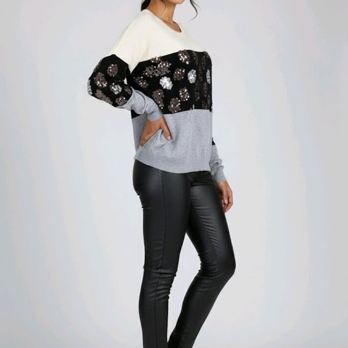 Veloura – Driekleurige Beige Trui Met Subtiel Paillettenpatroon