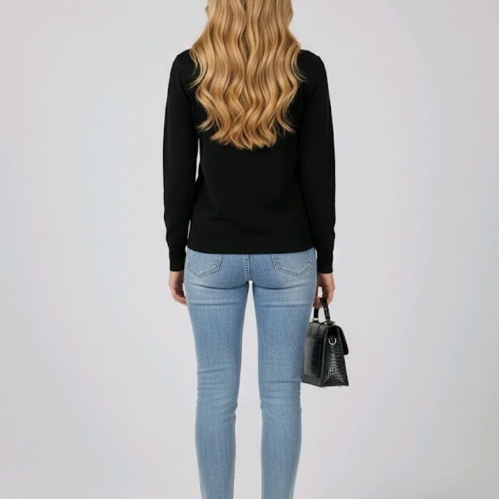 Serina – Elegante Zwarte Trui Met Parel Details