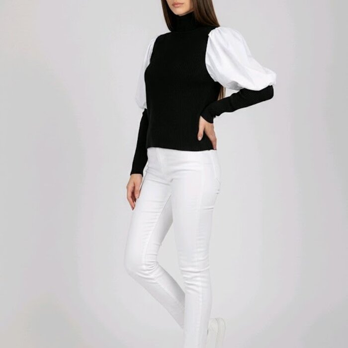 Kaelina – Zwarte Trui Met Contrasterende Witte Pofmouwen