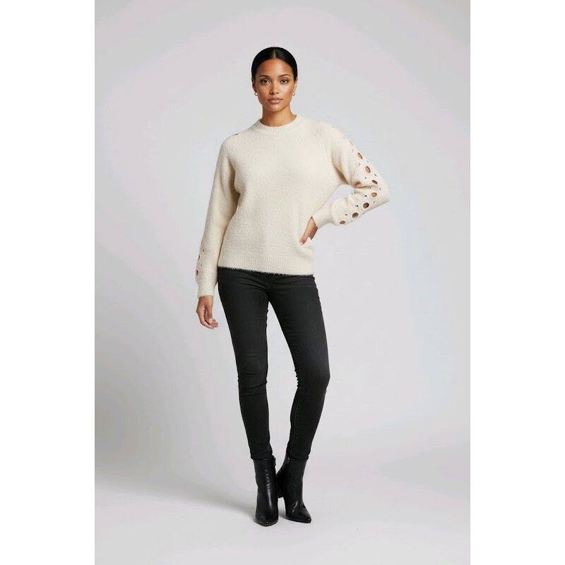 Linara – Lichtroze Trui Met Opengewerkte Mouwen