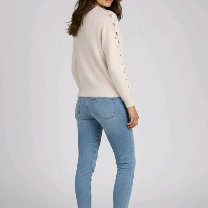 Linara – Lichtroze Trui Met Opengewerkte Mouwen