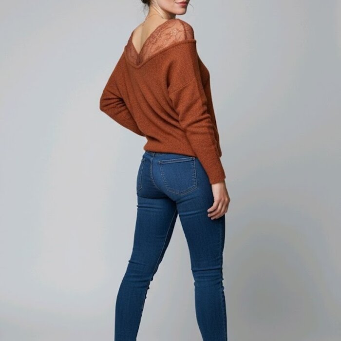 Selena – Cognackleurige Trui Met Elegante Kanten Kraag