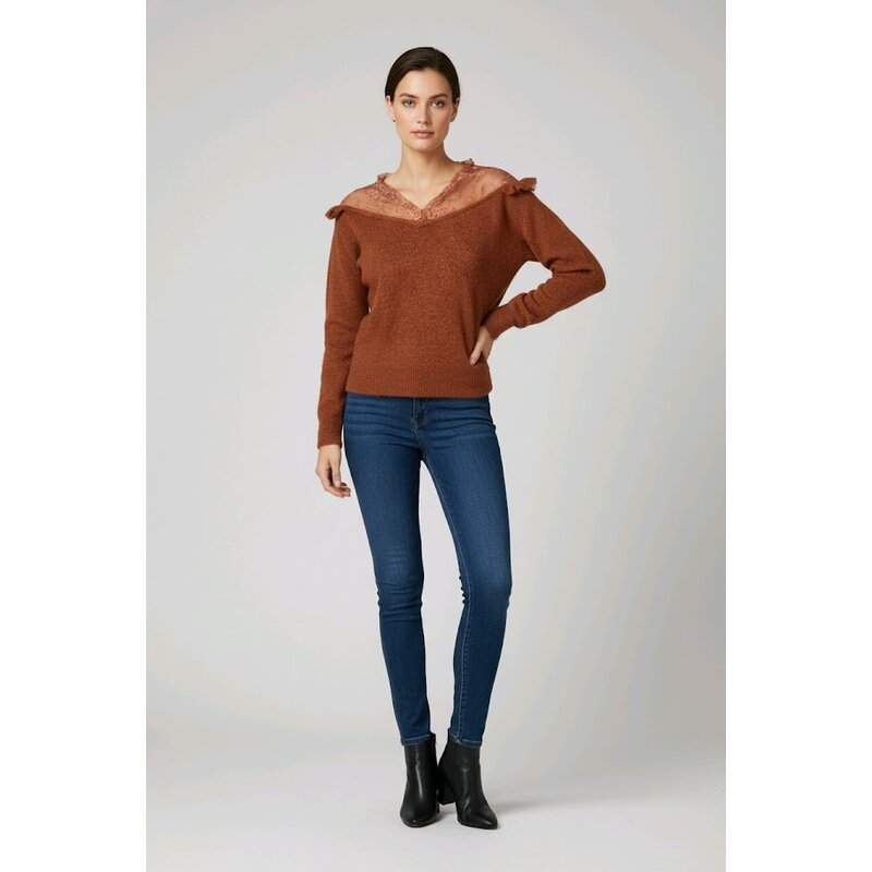 Selena – Cognackleurige Trui Met Elegante Kanten Kraag