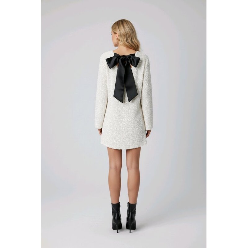 Amara – Witte Pailletten Jurk Met Zwarte Strik