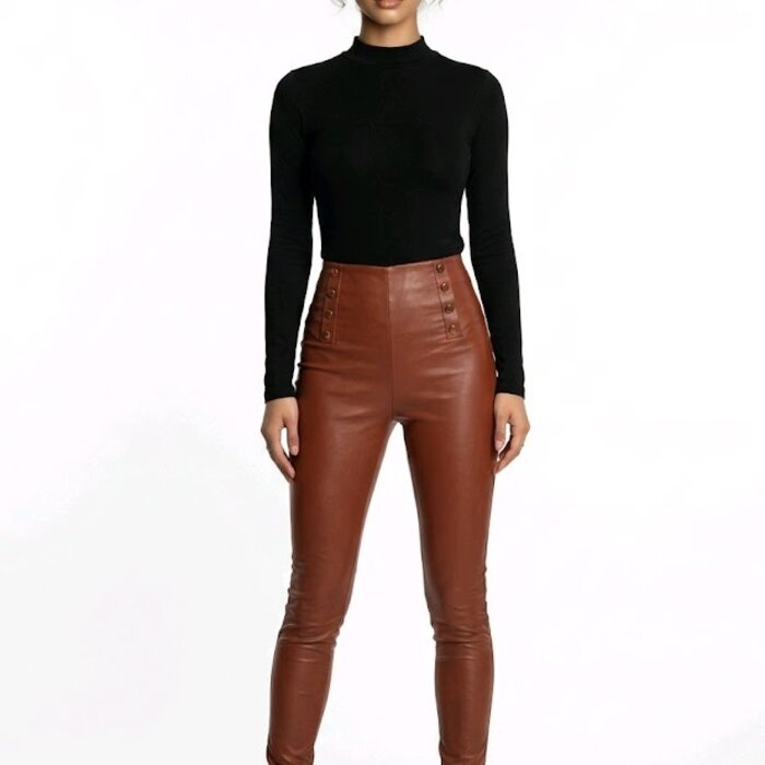 Valerie – Rode Imitatie Leren Broek Met Sierknopen