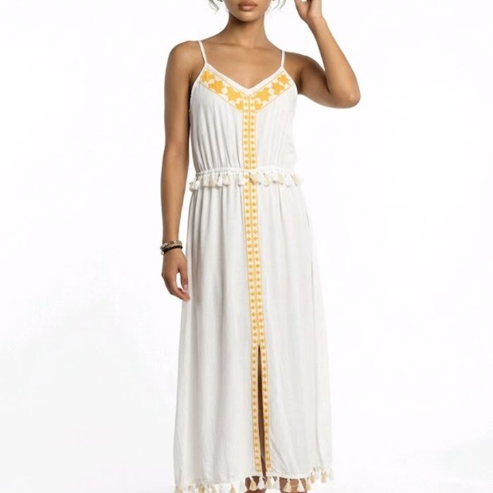 Mira – Lange Jurk Met Borduursel En Pomponnetjes