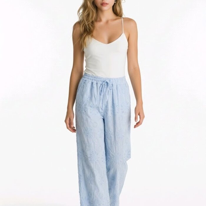 Carmen |Palazzo Broek - Broderie Detail