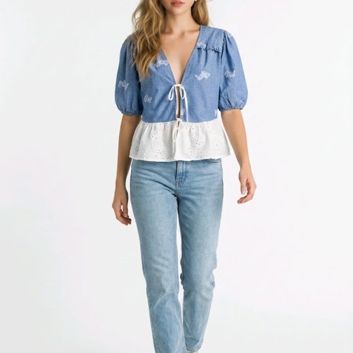 Lioré – Jeanskleurige Blouse met Vlinders en Wit Broderie