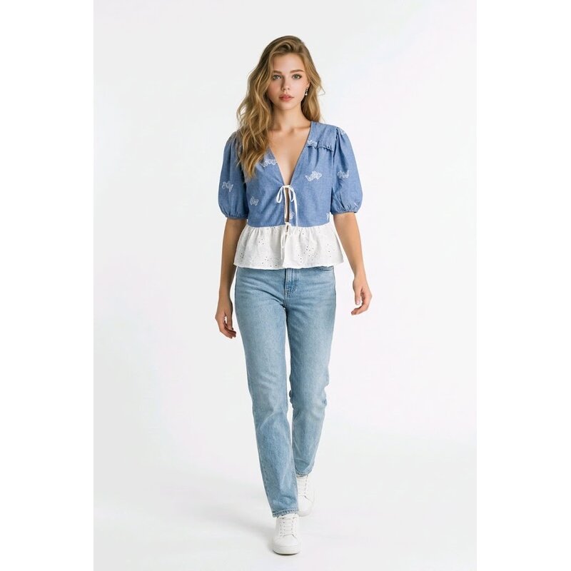 Lioré – Jeanskleurige Blouse met Vlinders en Wit Broderie