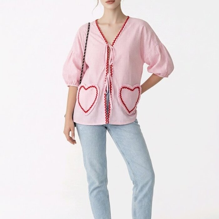Roséline – Roze-Witte Blouse met Strik en Hartzakjes