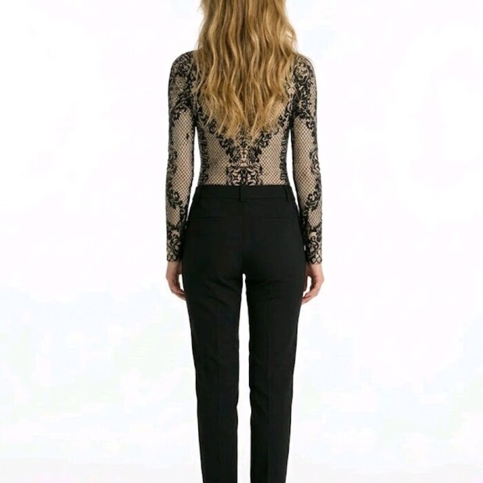 Baroquea – Huidskleur Bodysuit met Zwart Fluweel Barok