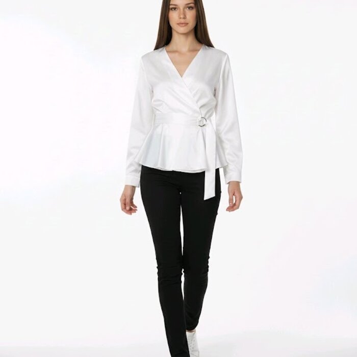 Satéline – Witte Satijnen Top met Overslag en Riem