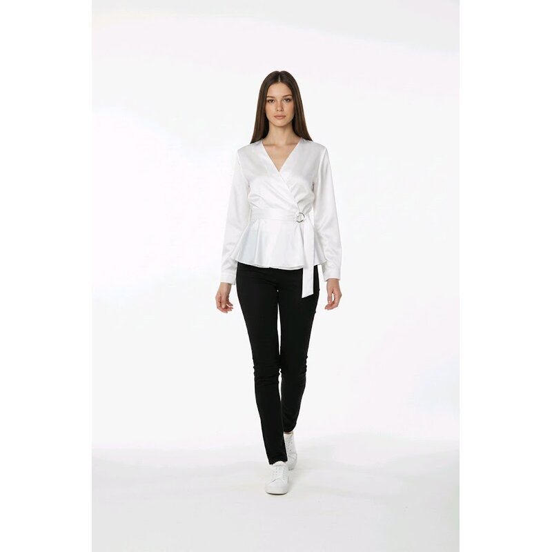 Satéline – Witte Satijnen Top met Overslag en Riem