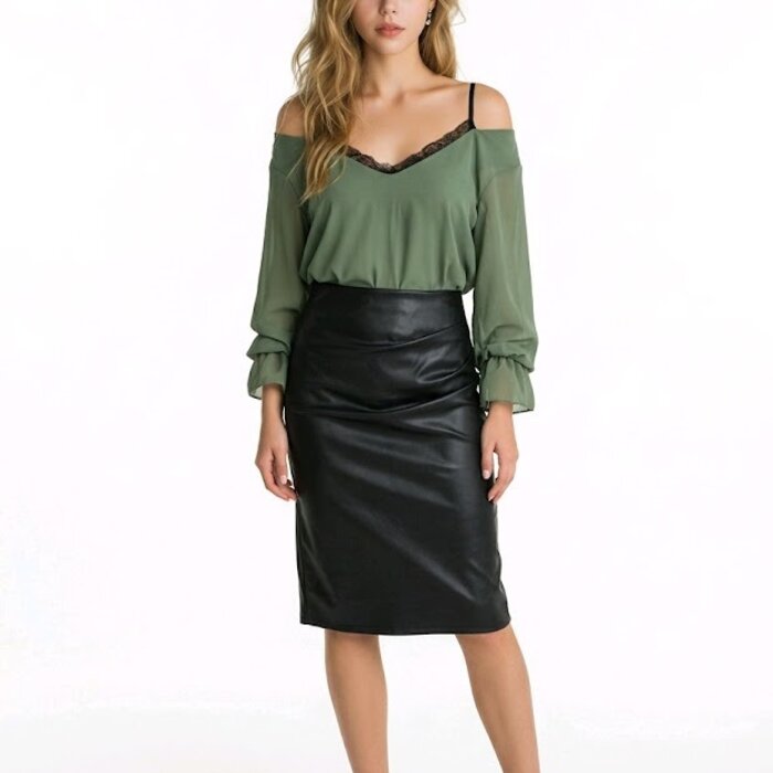 Elegant Contrast | Off-Shoulder Top - Kant