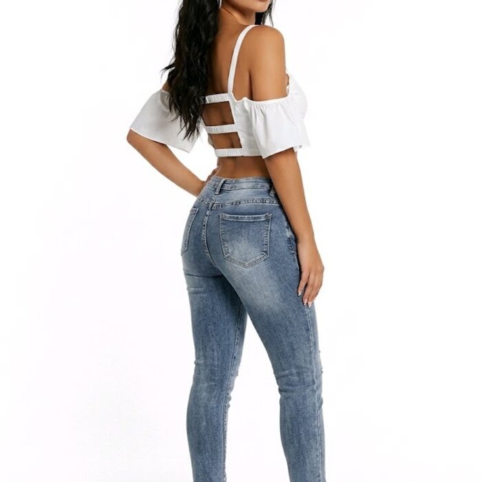 Flora – Off-Shoulder Top met Geborduurde Bloemen en Open Rug