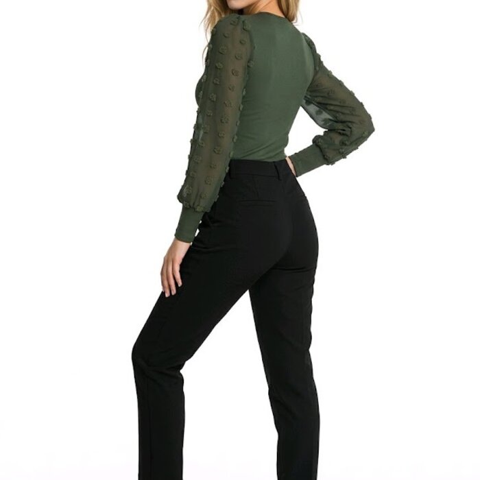 Tara – Groene Top met Lange Transparante Mouwen, Bolletjesstructuur