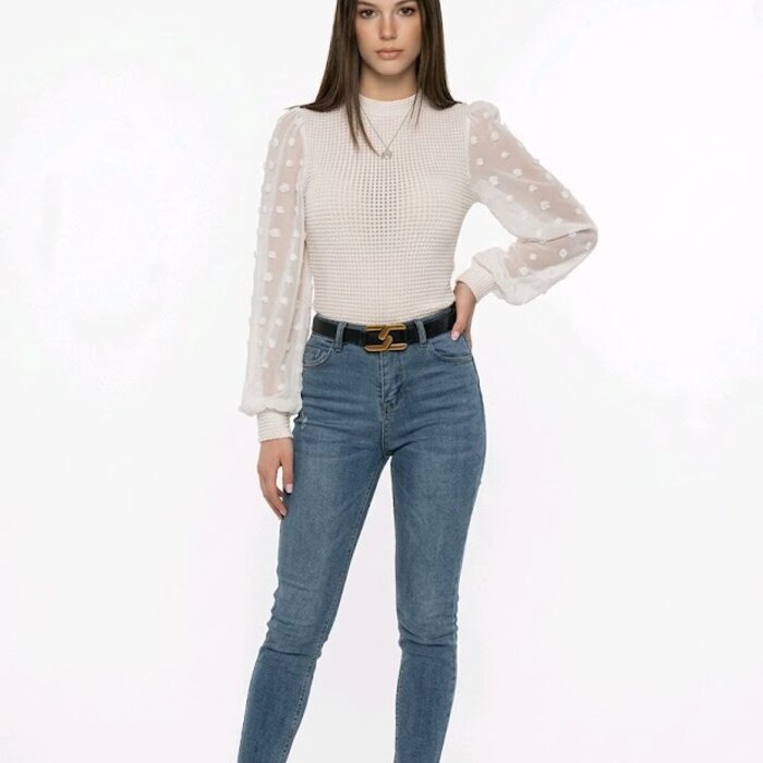 Letty – Ecru Top met Lange Transparante Mouwen en Subtiele Bolletjesstructuur