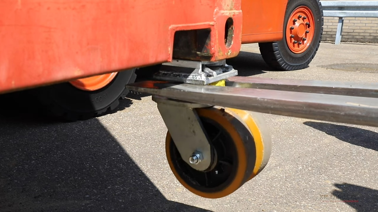 Container wheels guide: For maneuverable shipping containers