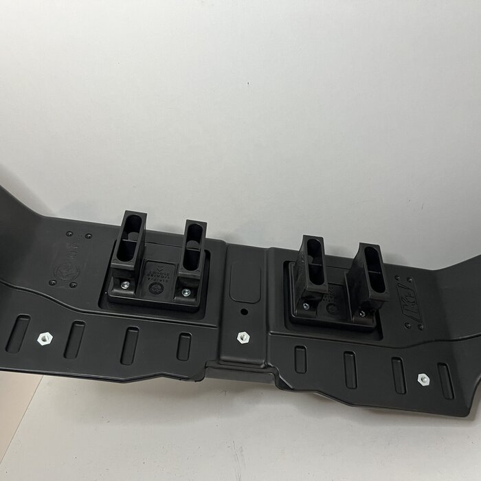 Gebruikt KG 506 voorbumper met bevestiging brackets