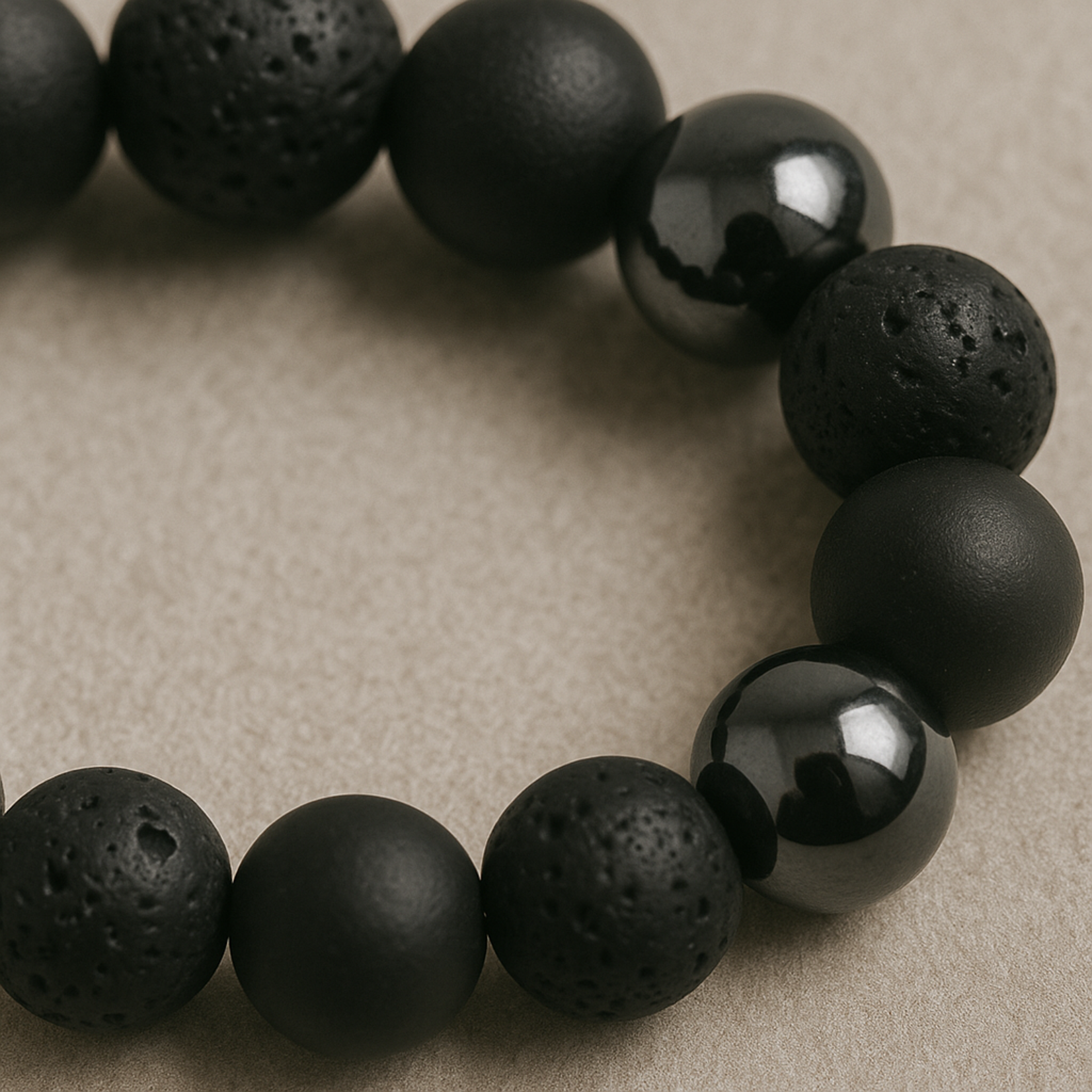 Aura Dorno Aura Dorno Armband Black Lava Ground – handgemaakt van lavasteen, onyx en hematiet