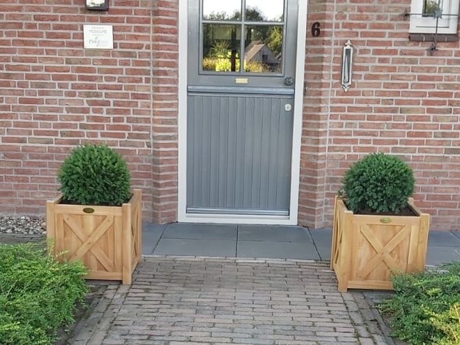 Teak-Pflanzkübel mit Kreuz 50 x 50 cm