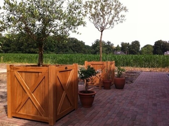 Teak-Pflanzkübel quadratisch 90x90cm mit Kreuz