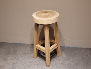 Baumstamm-Stehtischhocker – rund – 75 cm