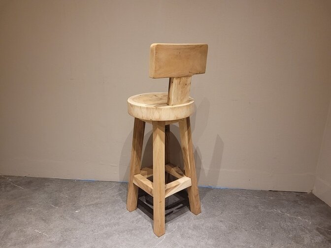 Stehtischhocker aus Baumstamm mit Rückenlehne – rund