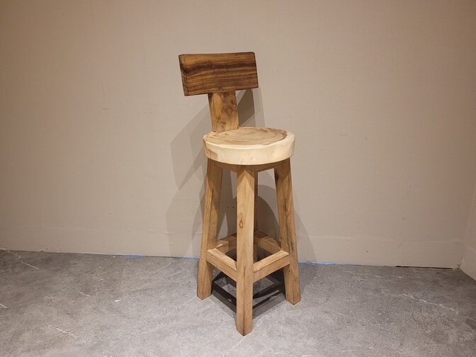 Stehtischhocker aus Baumstamm mit Rückenlehne – rund