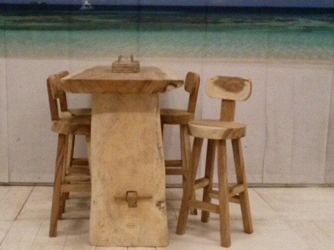 Stehtischhocker aus Baumstamm mit Rückenlehne – rund