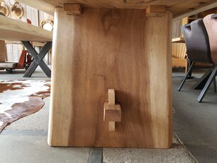 Tischgestell aus Holz für Baumstamm-Tisch