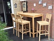 Teakholz-Bartisch mit 4 Barhockern