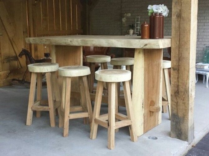 Baumstamm-Stehtisch 180 cm mit 6 runden Hockern