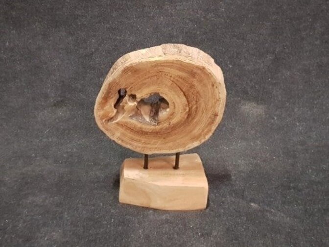Hout sculptuur op standaard - middel - 25/35cm