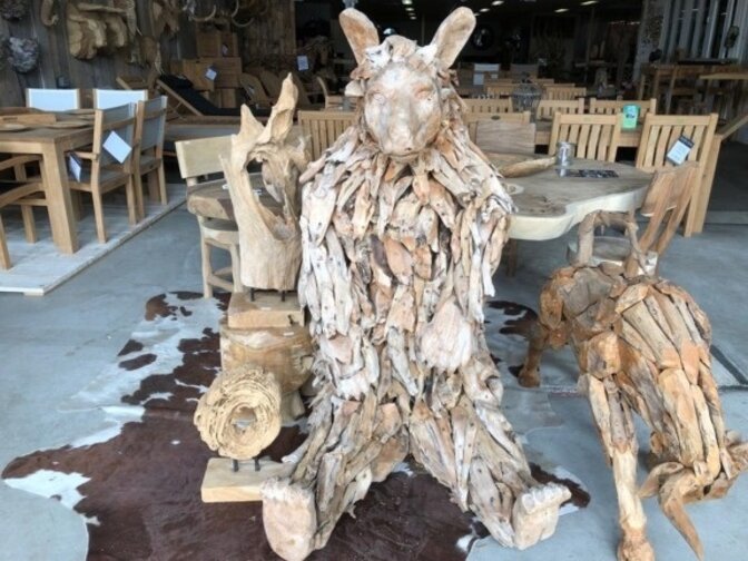 Sitzender Holzbär – Skulptur