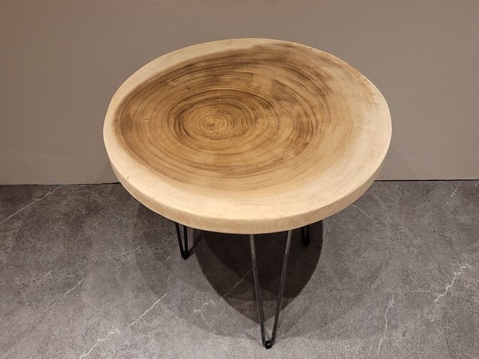 Runder Couchtisch mit Hairpins & Baumstamm-Tischplatte 70x75 cm