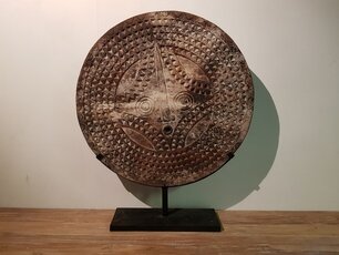 Runde Dekorplatte auf Ständer – Ornament