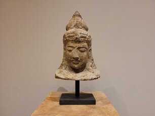 Buddha aus Stein auf Sockel – mittel