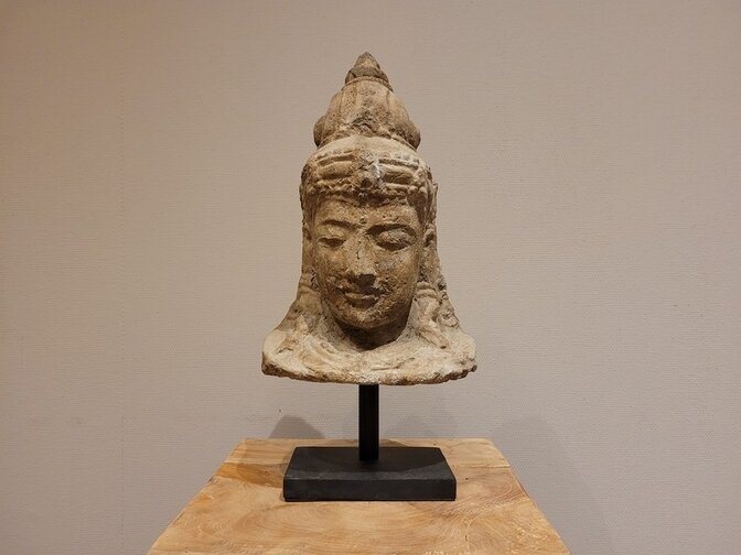 Buddha aus Stein auf Sockel – mittel