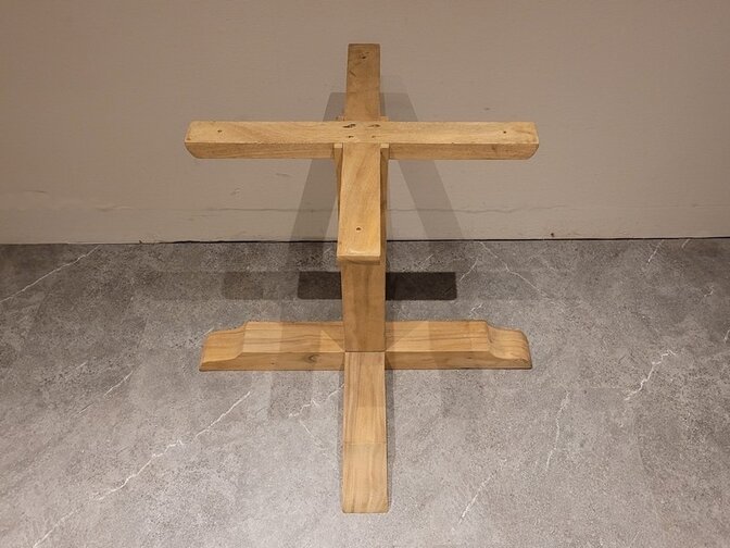 Suar-Säulentischbein für Baumstammtisch