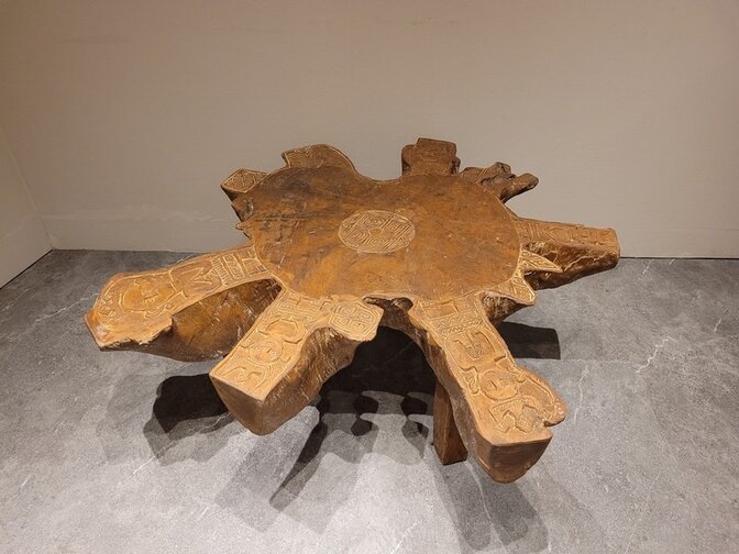 Massiver Couchtisch mit Holzschnitzereien – 115 x 120 x 46 cm