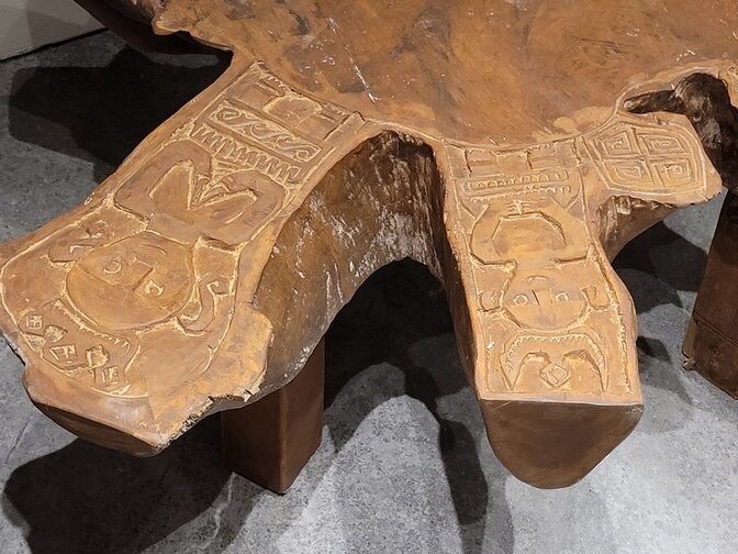 Massiver Couchtisch aus Wurzel  – 115 x 120 x 46 cm