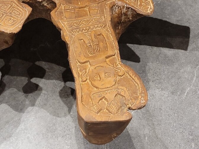 Massiver Couchtisch aus Wurzel  – 115 x 120 x 46 cm