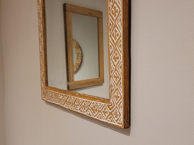 Spiegel mit geschnitztem Holzrahmen 66x71cm